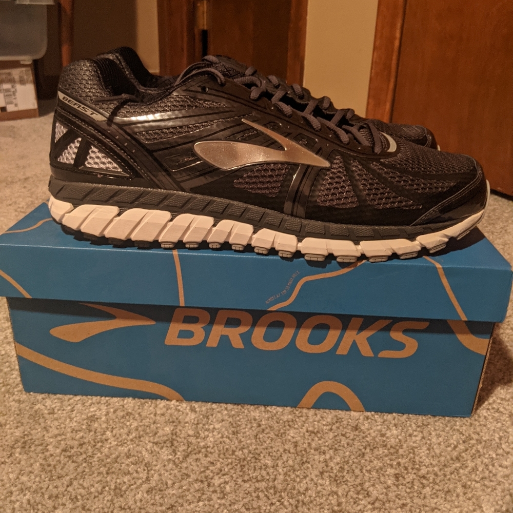 Mens running shoes